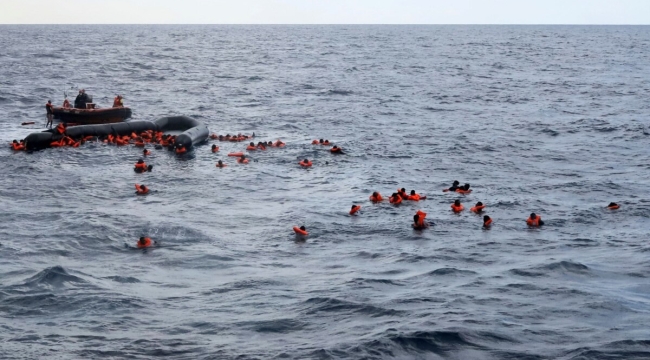 Libya açıklarında göçmen teknesi battı