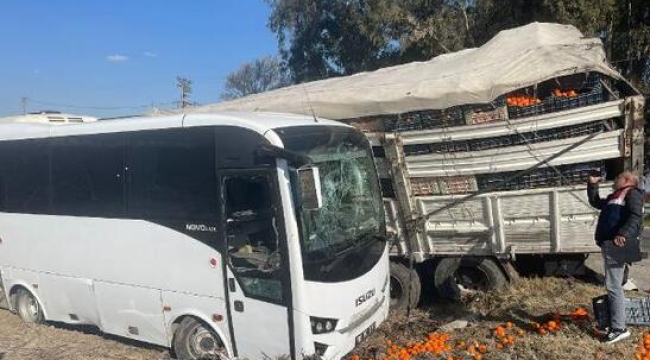 Mersin'de Cezaevi midibüsü ile kamyon çarpıştı