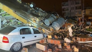 Adıyaman'da ağır hasarlı bina kendiliğinden çöktü