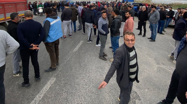 Antalya'da çiftçiler yol kapatarak eylem yaptı