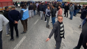 Antalya'da çiftçiler yol kapatarak eylem yaptı