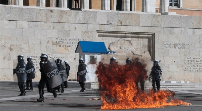 Atina'da "tren kazası" protestosunda arbede