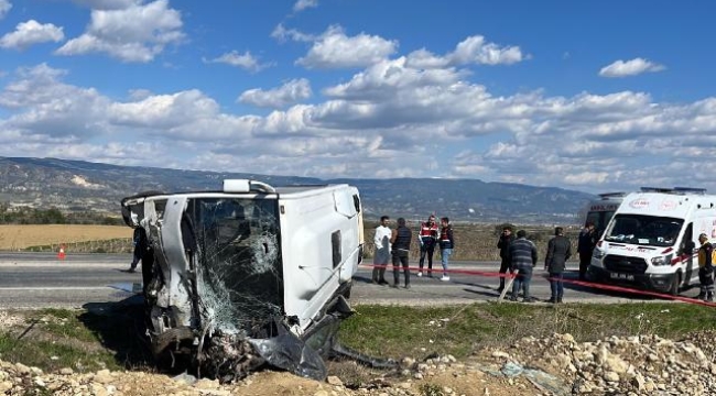Denizli'de otomobil kazası: 2 ölü, 23 yaralı 