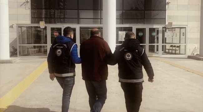 Elazığ'da kamyonet kasasında 40 kaçak yakalandı