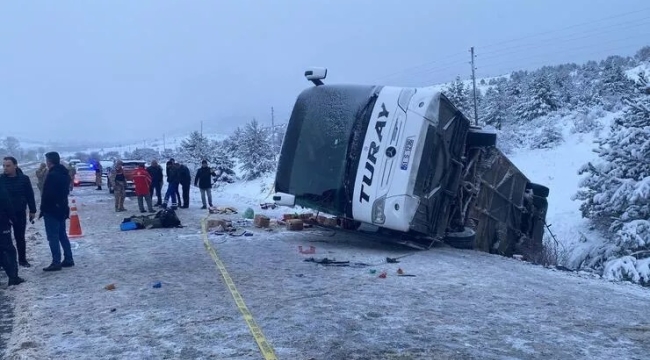 Erzincan'da yolcu otobüsü devrildi: 2 ölü, 21 yaralı