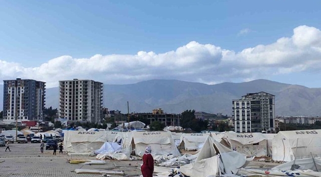 Hatay'da fırtına depremzede çadırlarını yıktı 