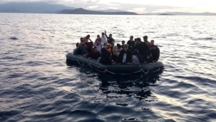 İzmir açıklarında mahsur kalan 91 kaçak kurtarıldı