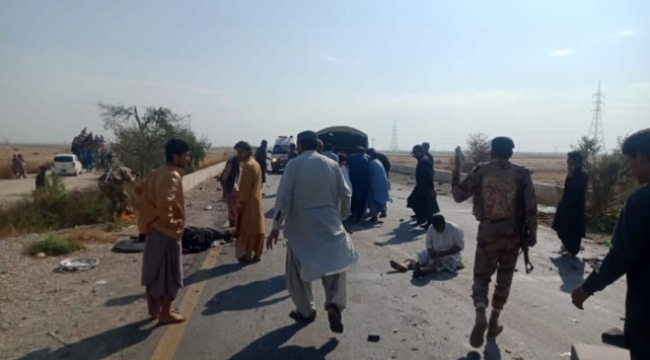 Pakistan'da polis aracına bombalı saldırı