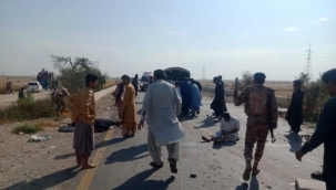 Pakistan'da polis aracına bombalı saldırı