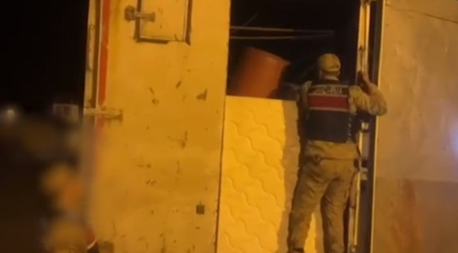 Van'da kamyon kasasında 60 kaçak yakalandı