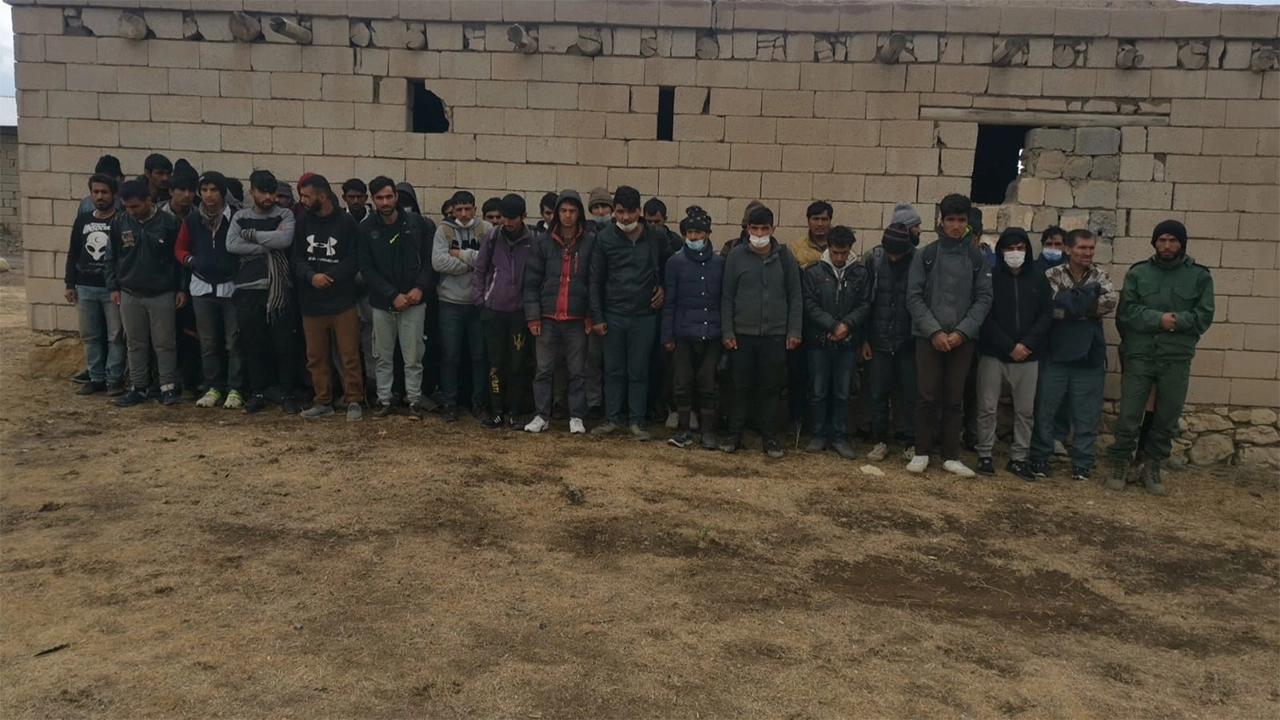 Van'da "şok ev" baskını: 66 kaçak yakalandı 