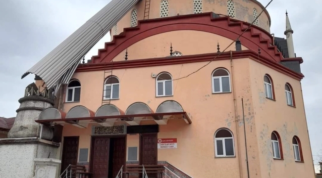 Zonguldak'ta şiddetli lodos camii minaresini yıktı
