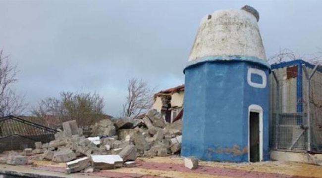 Aksaray'da şiddetli fırtına cami minaresini yıktı