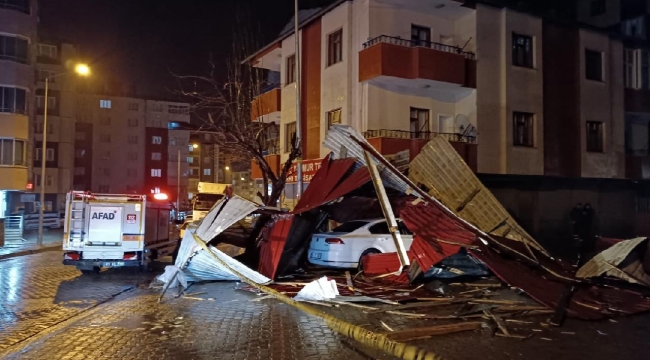 Bitlis'te etkili olan fırtına, çatıları uçurdu
