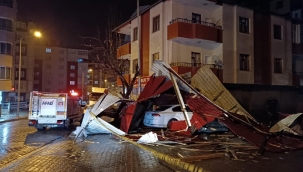 Bitlis'te etkili olan fırtına, çatıları uçurdu