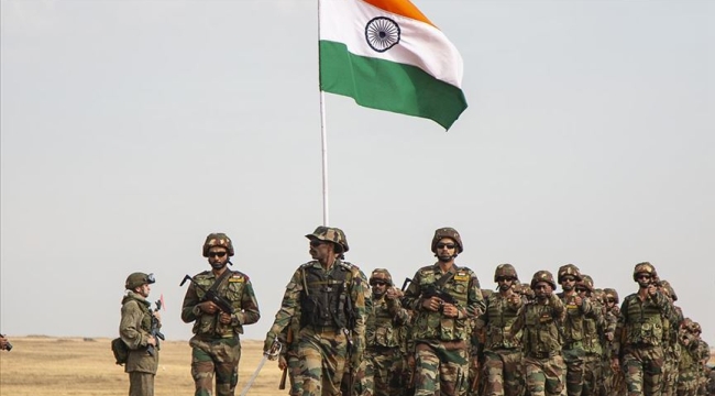 Hindistan Sudan'dan 2 bin 400 vatandaşını çıkardı