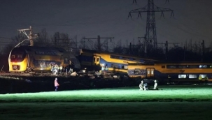 Hollanda'da yolcu treni raydan çıktı