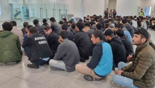 İstanbul'dan 138 kaçak Afgan sınır dışı edildi