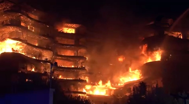 İzmir'de sitede çıkan yangın kontrol altında