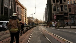 Karaköy'de metruk binada kısmi çökme yaşandı