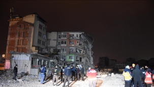 Malatya'da ağır hasarlı 5 katlı bir bina çöktü