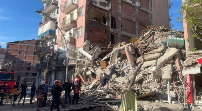 Malatya'da ağır hasarlı 6 katlı bina çöktü
