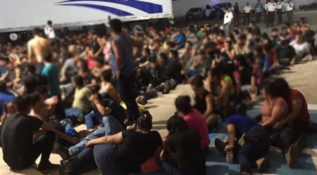 Meksika'da kamyon kasasında 209 kaçak bulundu