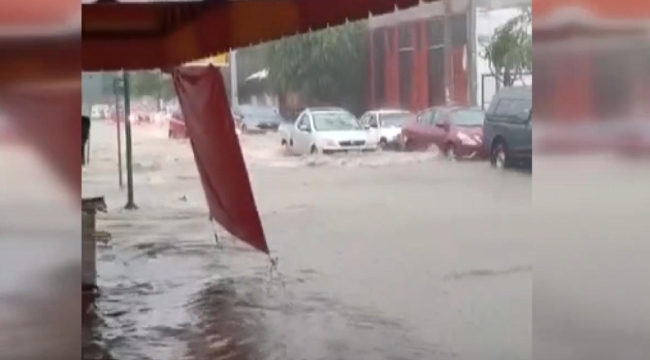 Meksika'yı sel ve fırtına vurdu