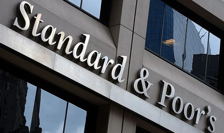 S&P, İngiltere'nin kredi notunu "durağan"a çekti