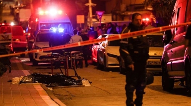 Tel Aviv'de bir araç kalabalığın arasına daldı