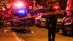 Tel Aviv'de bir araç kalabalığın arasına daldı