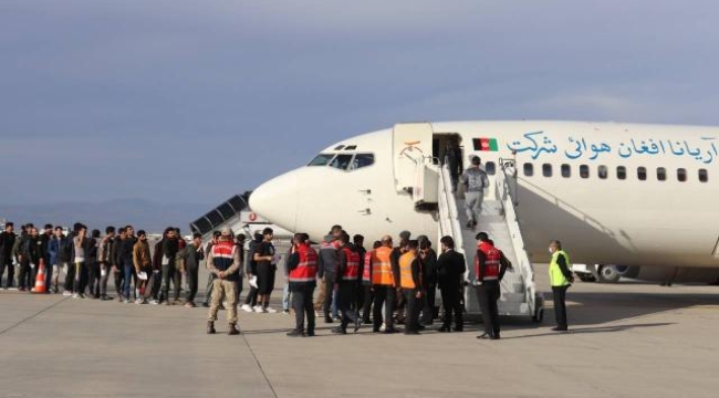 Ağrı'dan 136 kaçak Afgan sınır dışı edildi