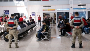 Ağrı ve Erzurum'dan 361 kaçak sınır dışı edildi 