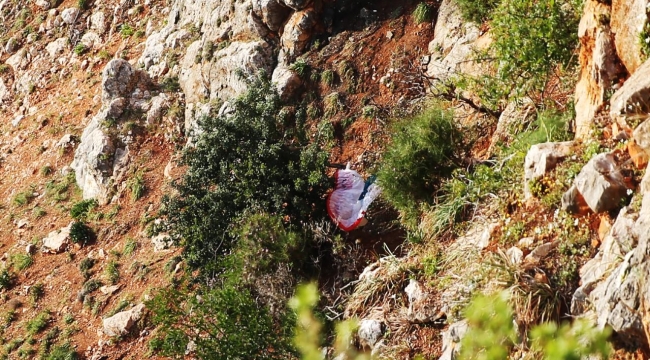 Alanya'da yamaç paraşütü pilotu kayalıklara düştü
