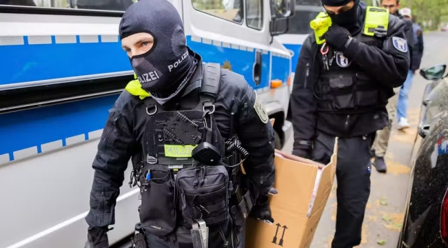 Almanya'da iklim aktivistlerine polis baskını