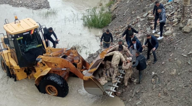 Askeri araç Zap Suyu'na düştü: 12 asker yaralı