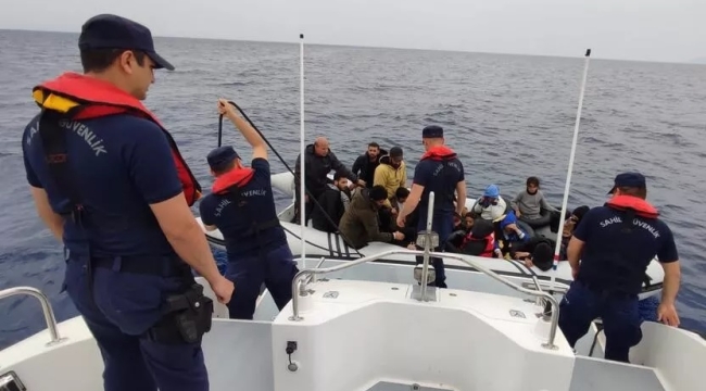 Ege Denizi'nde mahsur kalan 88 kaçak kurtarıldı