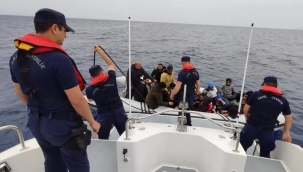 Ege Denizi'nde mahsur kalan 88 kaçak kurtarıldı