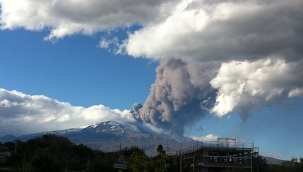 Etna Yanardağı, yeniden kül püskürtmeye başladı