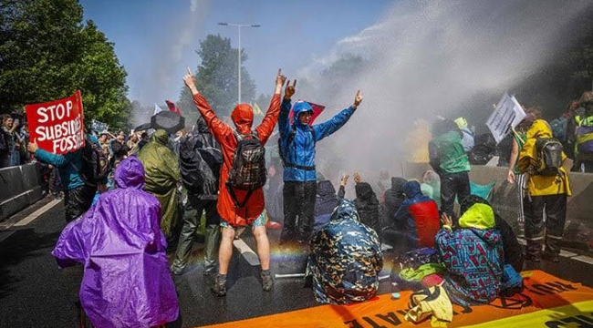Hollanda'da iklim protestosu: 1579 gözaltı