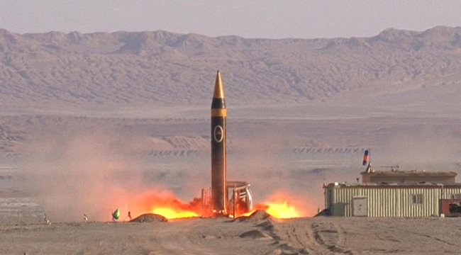 İran orta menzilli yeni balistik füzesini tanıttı