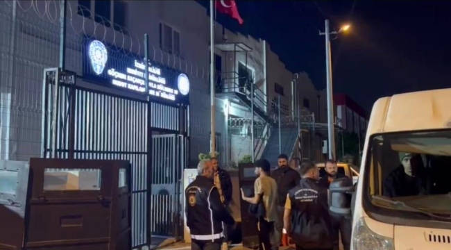 İzmir'de 30 kaçak ve 3 insan kaçakçısı yakalandı