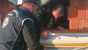 Muğla'da kamyonet kasasında 13 kaçak yakalandı