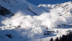 Pakistan'da çığ altında kalan 3 kişi kurtarıldı