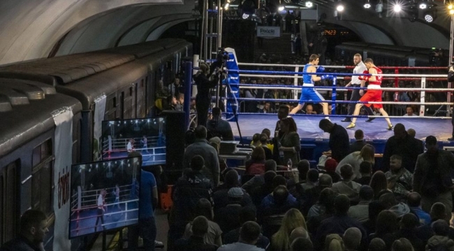 Ukrayna'da metro istasyonunda boks turnuvası