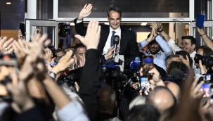 Yunanistan'da seçim: Miçotakis'in partisi önde