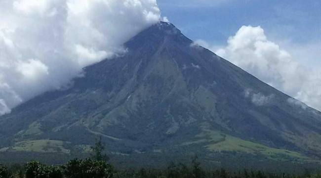 Filipinler'deki Mayon Yanardağı faaliyete geçti