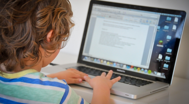 Fransa, 15 yaş altına internette kısıtlama getirdi