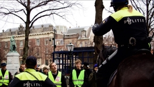 Hollanda'da polislere başörtüsü ve haç yasağı