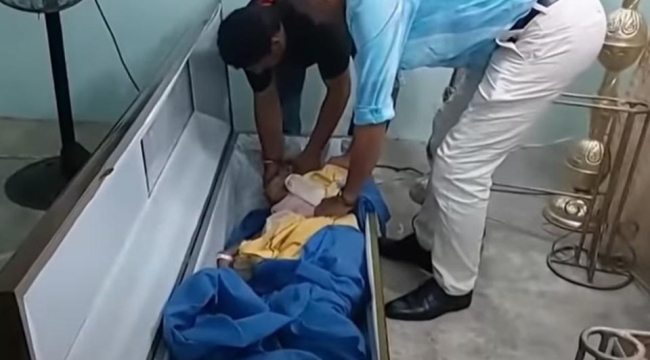Ekvador'da bir kadını ölmeden tabuta koydular